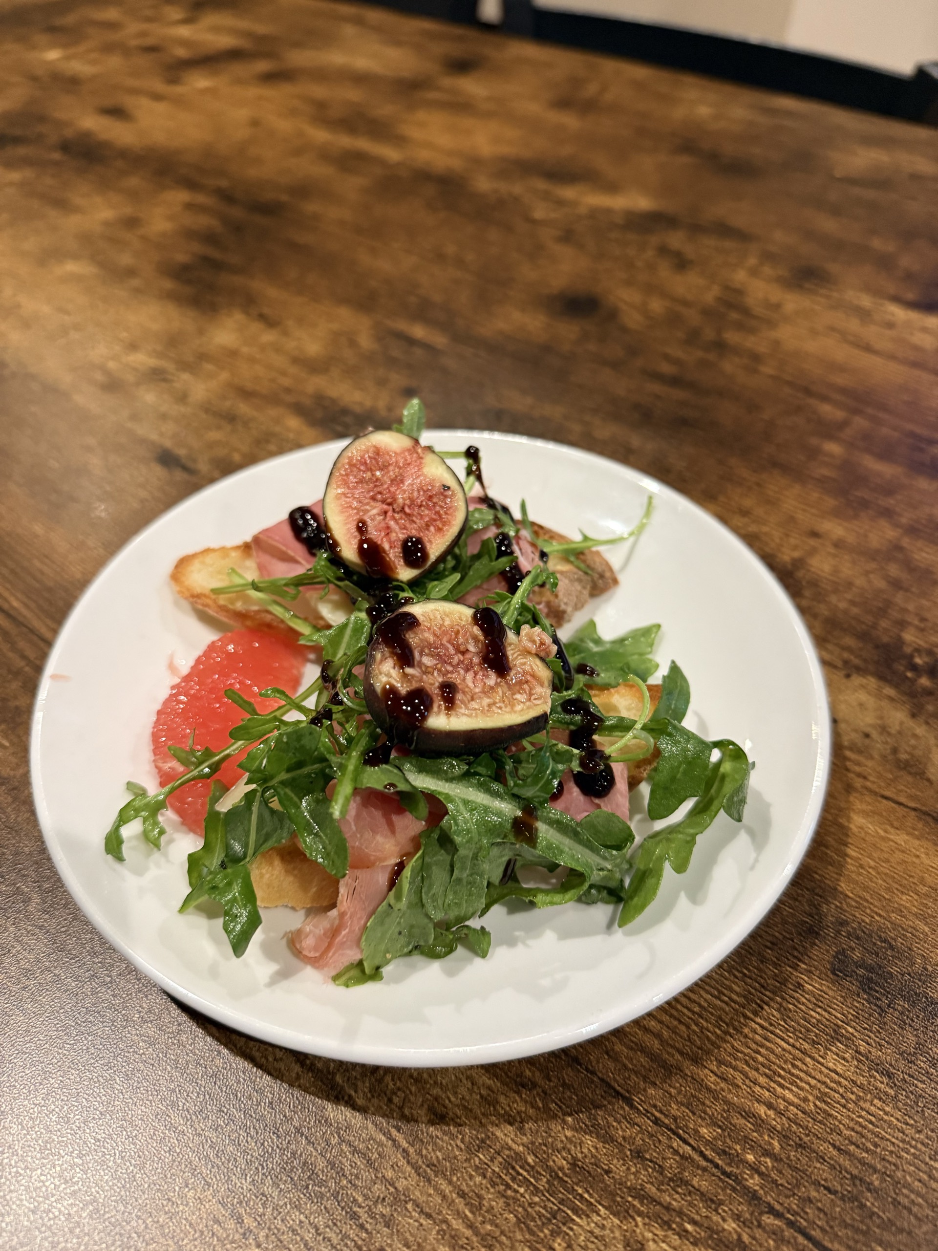 Crostini with prosciutto, arugula, figs, and balsamic glaze