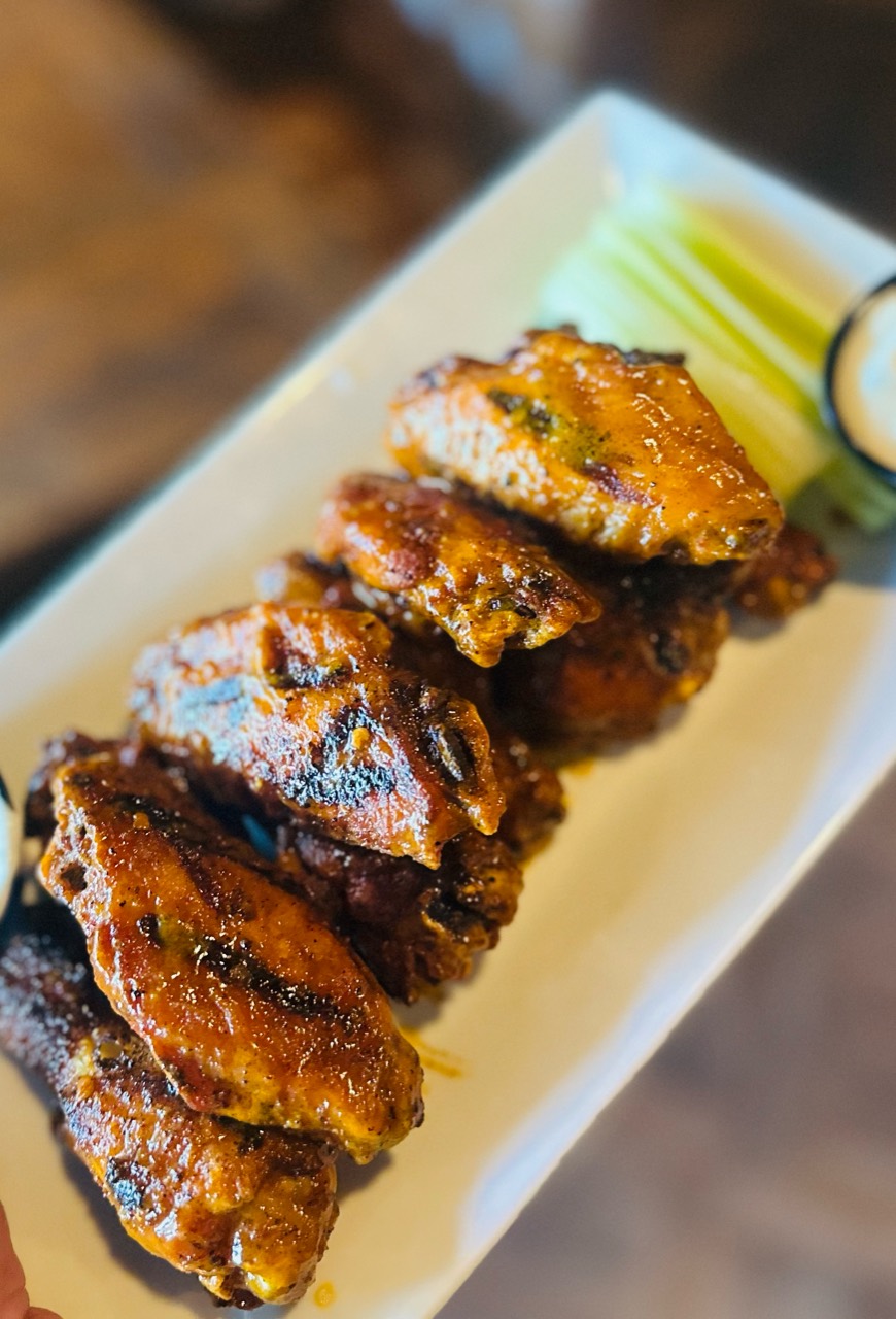 Glazed chicken wings with celery and dipping sauce