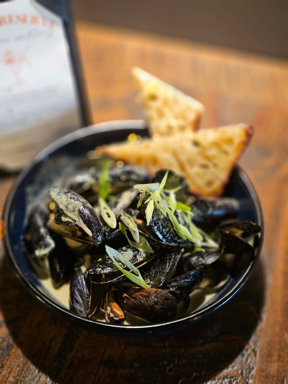 Mussels with scallions and grilled bread